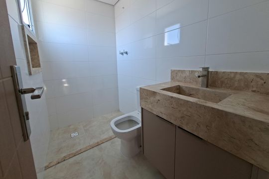 Banheiro da suite 2 de apartamento para alugar com 3 quartos, 117m² em Vilamar, Praia Grande