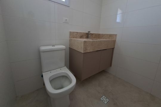 Banheiro da suite de apartamento para alugar com 3 quartos, 117m² em Vilamar, Praia Grande