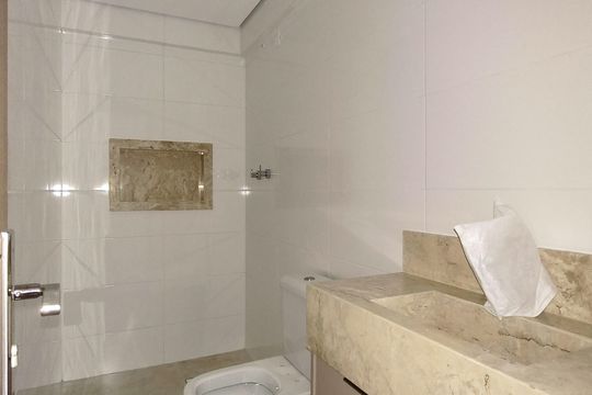 Banheiro de apartamento para alugar com 2 quartos, 117m² em Vilamar, Praia Grande