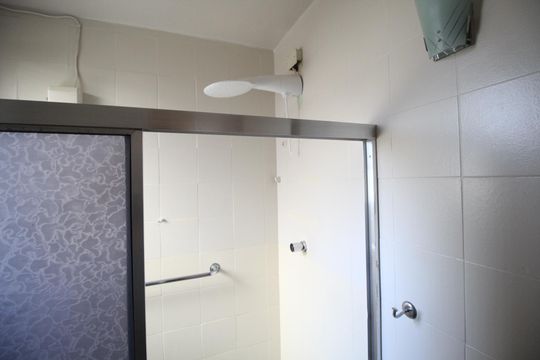 Banheiro de apartamento à venda com 2 quartos, 73m² em Floresta, Porto Alegre