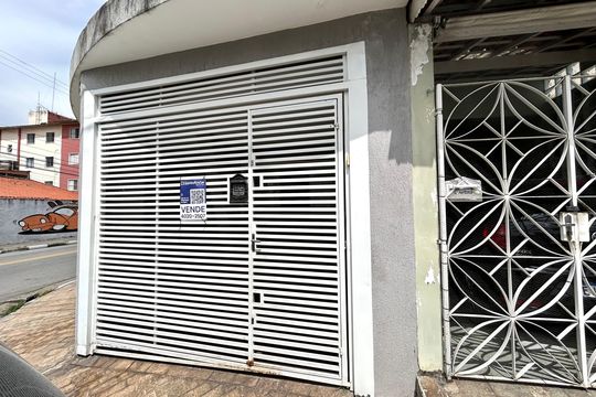 Placa instalada na fachada do imóvel  de casa à venda com 2 quartos, 79m² em Vila Sao Luis, Guarulhos