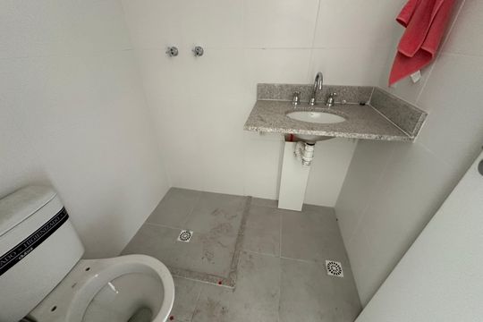 Banheiro de apartamento à venda com 2 quartos, 70m² em Vila Creti, Barueri