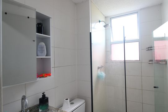 Banheiro social de apartamento à venda com 2 quartos, 45m² em Curicica, Rio de Janeiro