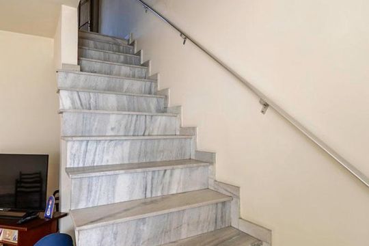 Sala - Acesso ao 2º andar de casa à venda com 5 quartos, 157m² em Vigário Geral, Rio de Janeiro