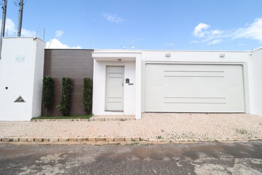 Fachada de casa para alugar com 3 quartos, 200m² em Santa Mônica, Uberlândia
