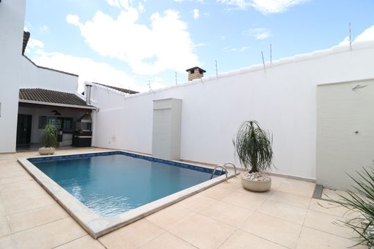 Piscina de casa para alugar com 3 quartos, 200m² em Santa Mônica, Uberlândia