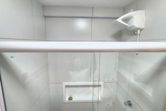 Banheiro  de kitnet/studio para alugar com 1 quarto, 21m² em Barra, Salvador