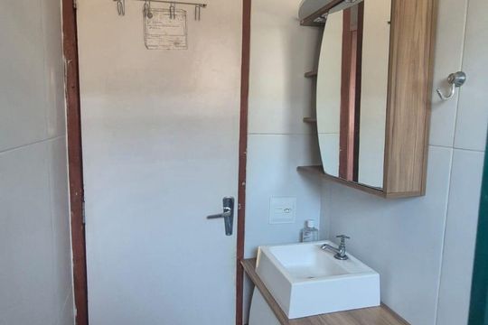 Banheiro de apartamento para alugar com 2 quartos, 40m² em Santa Cruz, Rio de Janeiro