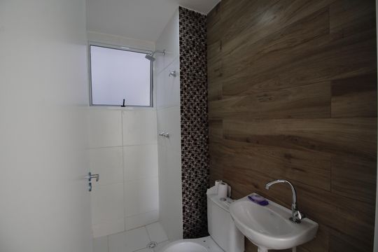Banheiro de apartamento para alugar com 2 quartos, 47m² em Taquara, Rio de Janeiro