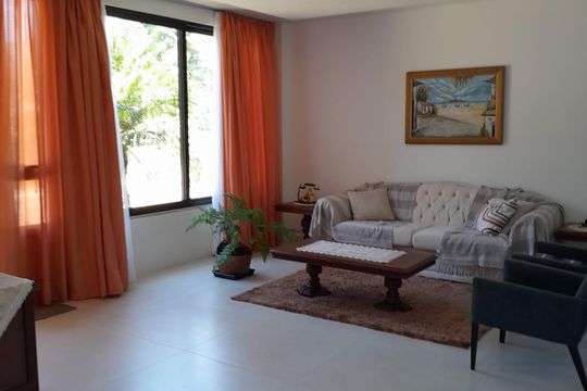 Sala de casa de condomínio para alugar com 4 quartos, 280m² em Canasvieiras, Florianópolis