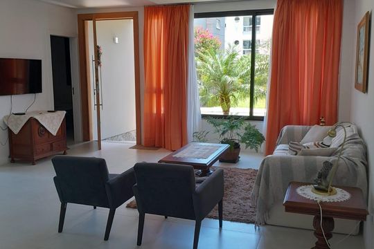 Sala de casa de condomínio para alugar com 4 quartos, 280m² em Canasvieiras, Florianópolis
