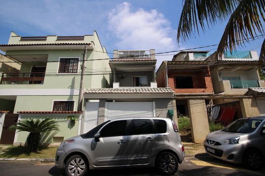 Fachada de casa de condomínio à venda com 3 quartos, 125m² em Taquara, Rio de Janeiro