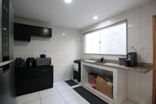 Cozinha de casa de condomínio à venda com 3 quartos, 125m² em Taquara, Rio de Janeiro