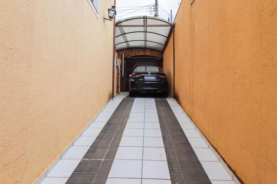 Garagem de casa à venda com 3 quartos, 320m² em Vila Carmosina, São Paulo