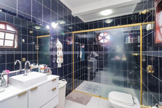 Banheiro da Suíte 1 de casa à venda com 3 quartos, 320m² em Vila Carmosina, São Paulo