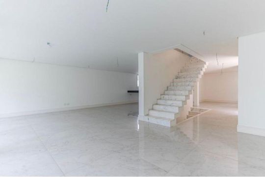 Casa à venda com 6 quartos, 525m² em Vila Elvira, São Paulo