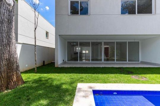 Casa à venda com 6 quartos, 525m² em Vila Elvira, São Paulo