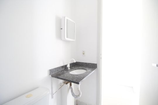 Banheiro Corredor de apartamento para alugar com 3 quartos, 71m² em Humaitá, Porto Alegre
