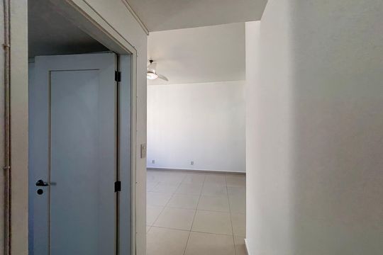 Sala - corredor de acesso de apartamento para alugar com 4 quartos, 101m² em Copacabana, Rio de Janeiro