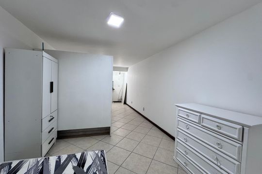Quarto de apartamento à venda com 1 quarto, 40m² em Vargem Grande, Rio de Janeiro