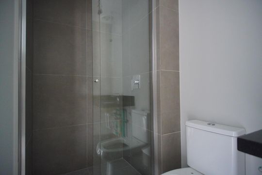 Banheiro de kitnet/studio para alugar com 1 quarto, 28m² em Três Figueiras, Porto Alegre