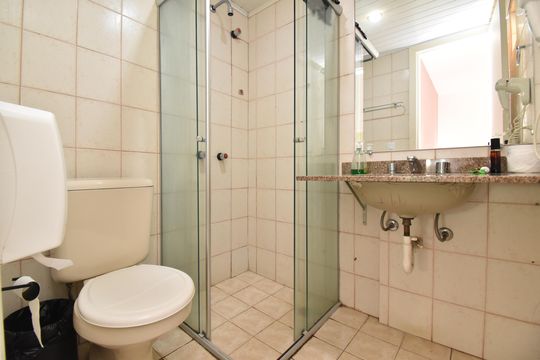 Banheiro de kitnet/studio para alugar com 1 quarto, 26m² em Alto da Xv, Curitiba