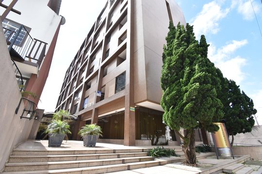 Fachada do Prédio de kitnet/studio para alugar com 1 quarto, 26m² em Alto da Xv, Curitiba