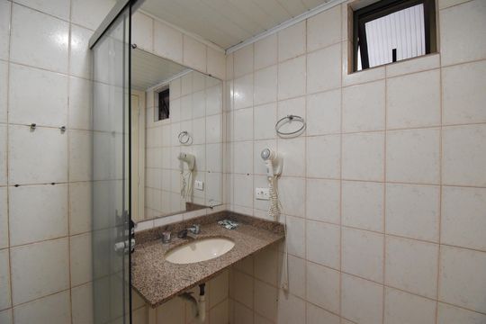 Banheiro de apartamento para alugar com 1 quarto, 26m² em Alto da Xv, Curitiba