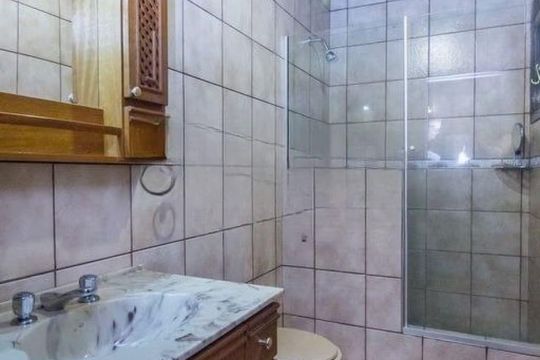 Banheiro de casa à venda com 6 quartos, 368m² em Partenon, Porto Alegre