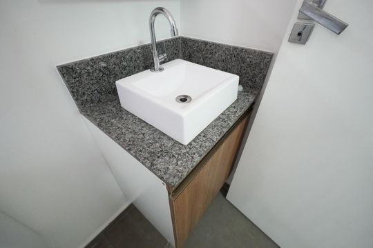 Banheiro de kitnet/studio para alugar com 1 quarto, 24m² em Vila Mariana, São Paulo