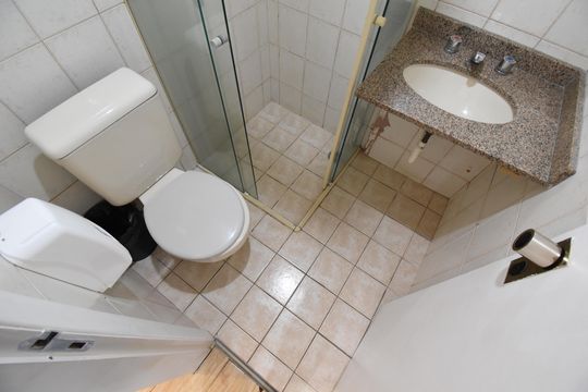 Banheiro de kitnet/studio para alugar com 1 quarto, 37m² em Alto da Xv, Curitiba