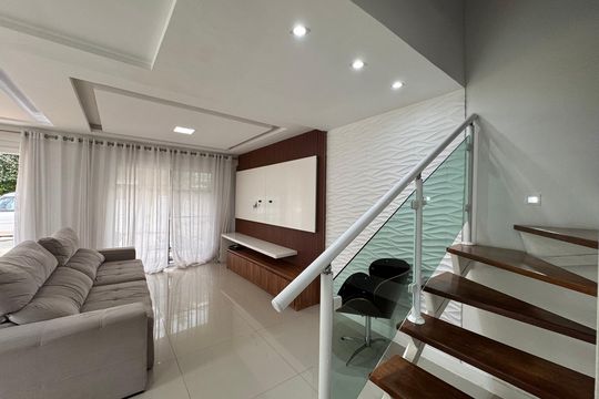 Sala de casa de condomínio para alugar com 4 quartos, 260m² em Recreio dos Bandeirantes, Rio de Janeiro