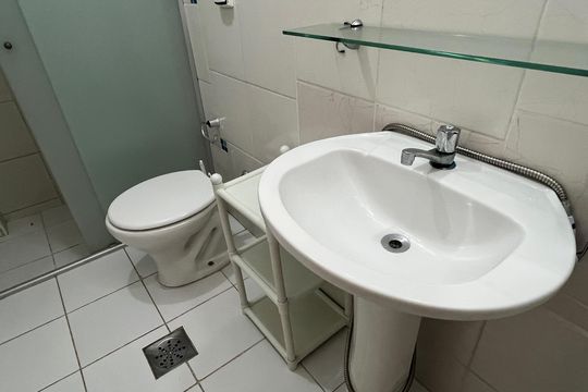 Banheiro de apartamento para alugar com 1 quarto, 55m² em Boqueirão, Santos