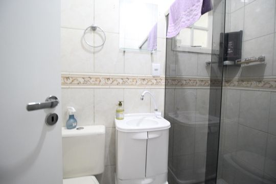 Banheiro de casa à venda com 2 quartos, 66m² em Farrapos, Porto Alegre