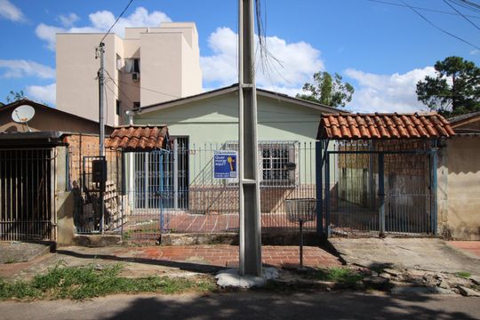 Fachada de casa à venda com 2 quartos, 66m² em Farrapos, Porto Alegre