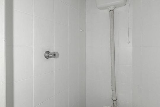 Banheiro de serviço de apartamento à venda com 3 quartos, 103m² em Centro Histórico, Porto Alegre