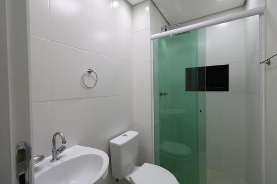 Banheiro de apartamento à venda com 2 quartos, 45m² em Piraporinha, Diadema