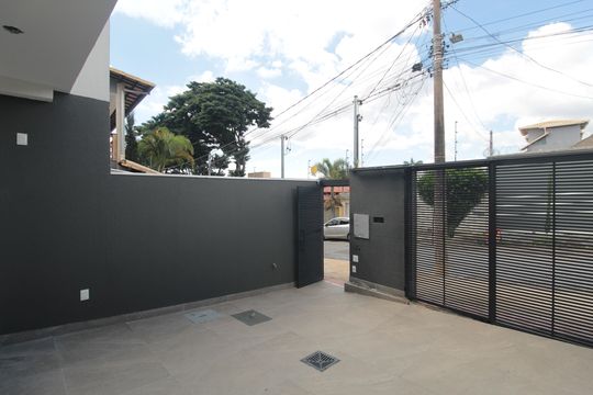 Garagem de casa à venda com 3 quartos, 118m² em Jardim Atlântico, Belo Horizonte