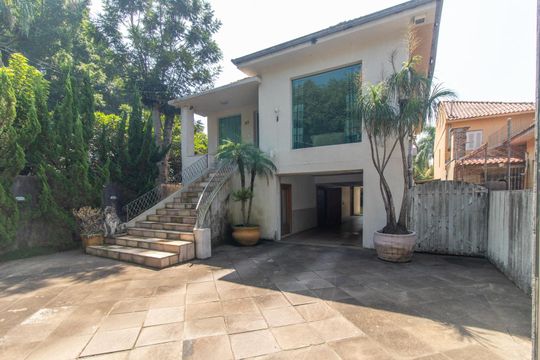 Fachada de casa para alugar com 4 quartos, 366m² em Teresópolis, Porto Alegre