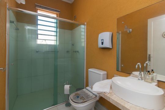 Banheiro de casa para alugar com 4 quartos, 366m² em Teresópolis, Porto Alegre