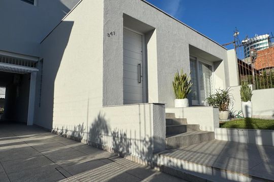 Fachada de casa à venda com 4 quartos, 291m² em Chácara das Pedras, Porto Alegre