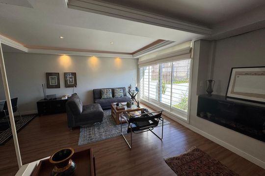 Sala de casa à venda com 4 quartos, 291m² em Chácara das Pedras, Porto Alegre