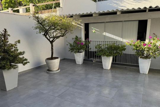 Área externa de casa à venda com 4 quartos, 291m² em Chácara das Pedras, Porto Alegre