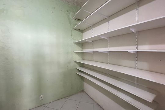 Dispensa de casa à venda com 4 quartos, 390m² em Vila Valqueire, Rio de Janeiro