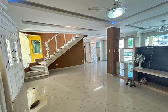 Sala de casa à venda com 4 quartos, 390m² em Vila Valqueire, Rio de Janeiro