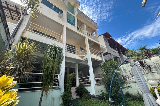 Fachada de casa à venda com 4 quartos, 390m² em Vila Valqueire, Rio de Janeiro