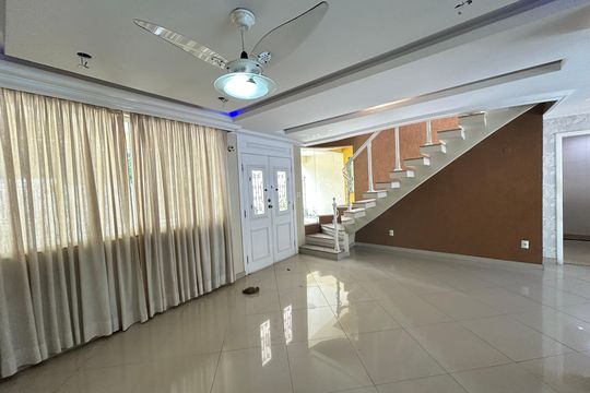 Casa à venda com 4 quartos, 390m² em Vila Valqueire, Rio de Janeiro