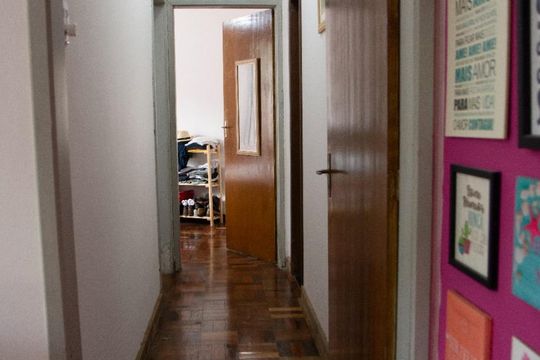 Corredor de apartamento à venda com 2 quartos, 60m² em Petrópolis, Porto Alegre