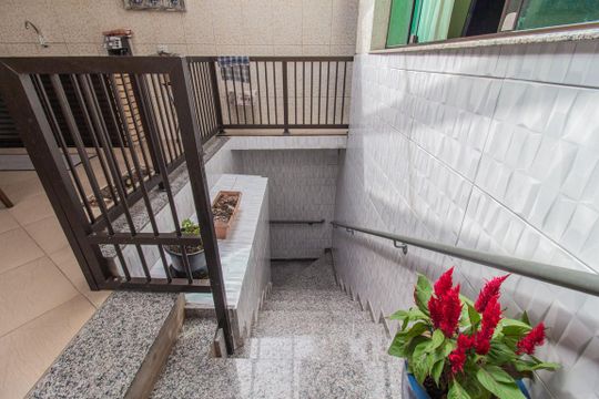Escada de casa para alugar com 3 quartos, 1000m² em Jardim Pilar, Mauá