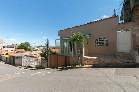 Casa para alugar com 5 quartos, 300m² em Minas Caixa, Belo Horizonte